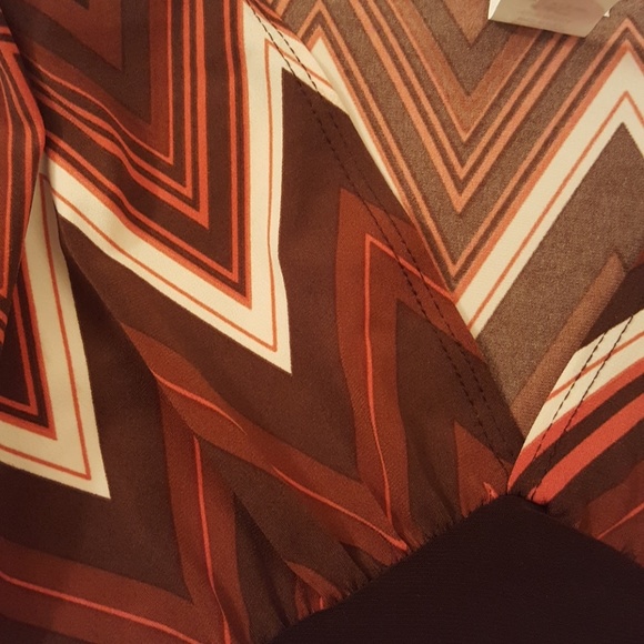 Low Cut Print Top - Picture 3 of 5